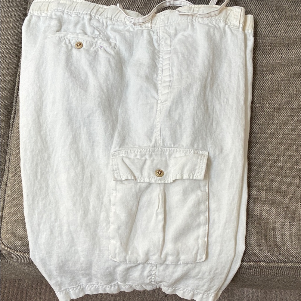 Tommy Bahama men’s Relax Linen cargo Short in Cream. Size XL